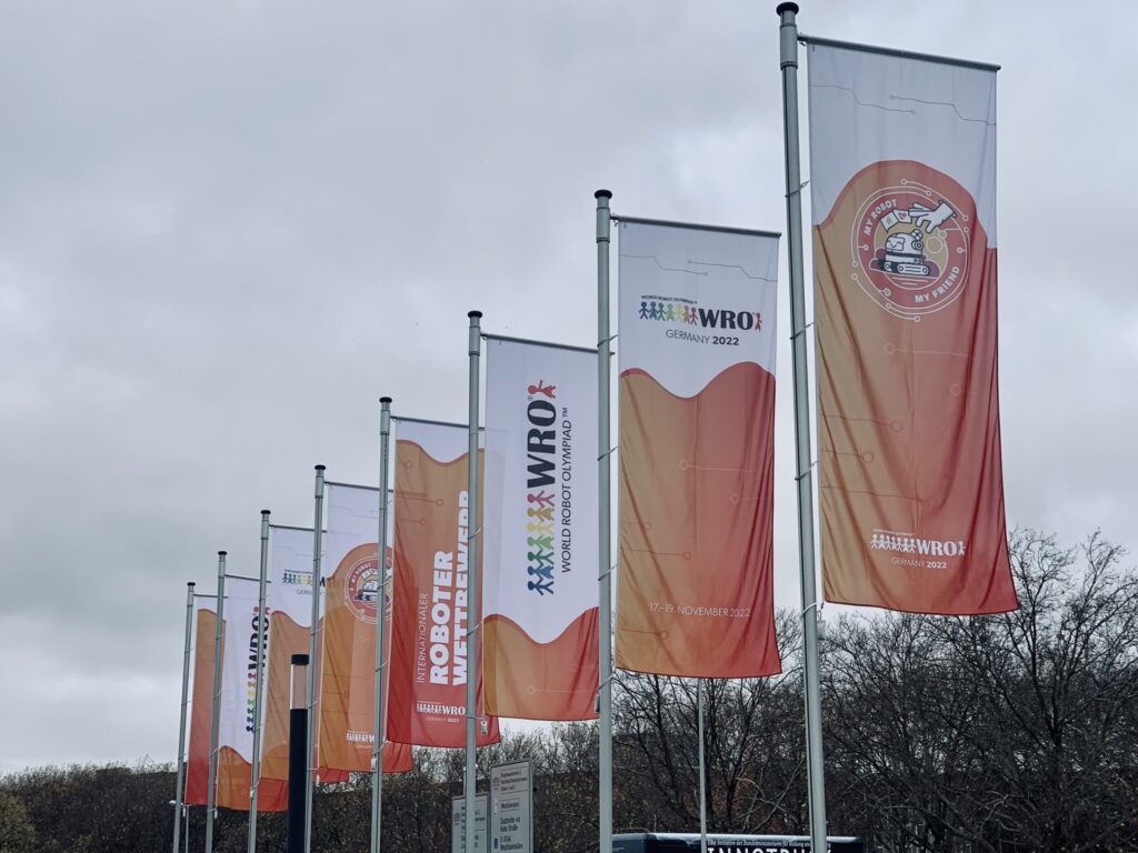 WRO-Flaggen vor der Messe Dortmund