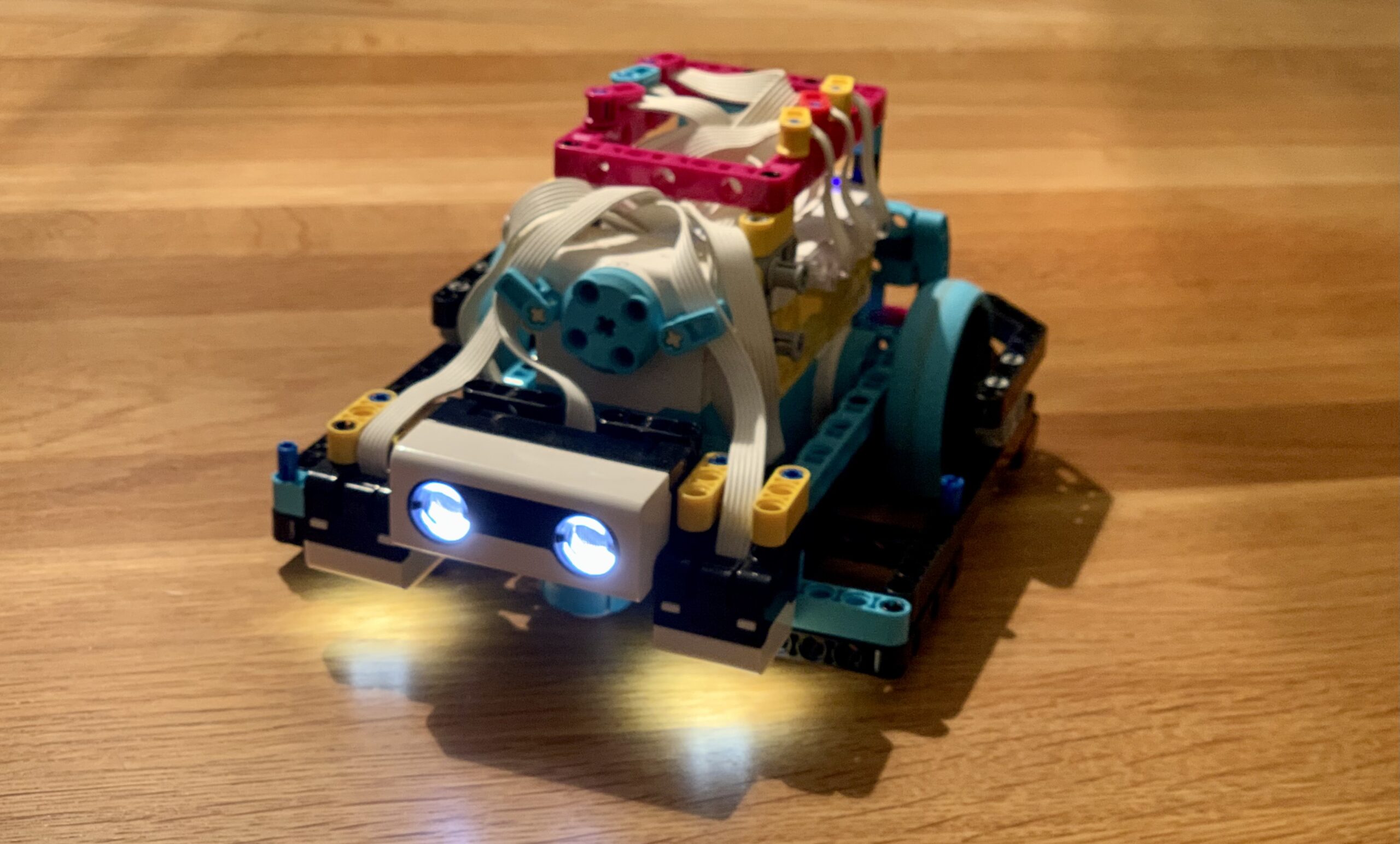 Der Farbsensor des LEGO Education Robotik-Sets SPIKE Prime liefert nicht immer und auf Anhieb die Messwerte, die man erwartet. Hier fassen wir mögliche Ursachen und Lösungsansätze zusammen.